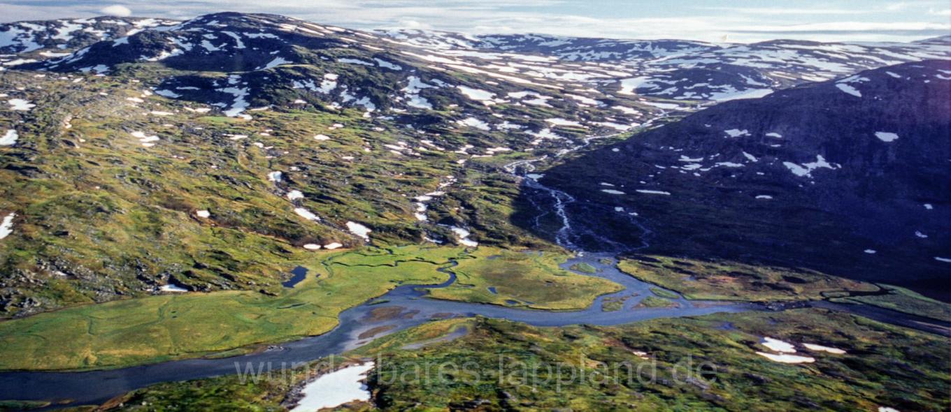Am Änokdelta, im Westen des Reservats, fließt der Tjuoltajåkkå in den Kamajåkkå