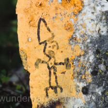 Ist er es? Stallo, der furchteinflößender Riese aus der samischen Mythologie auf einem Stein an der Brücke in Staloluokta